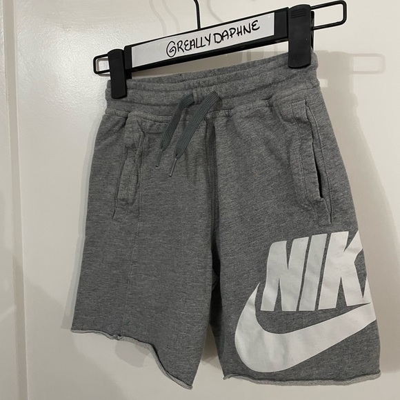 NIKE boys’ short grey sweat pants Fleece with logo and pockets XS - Picture 1 of 3